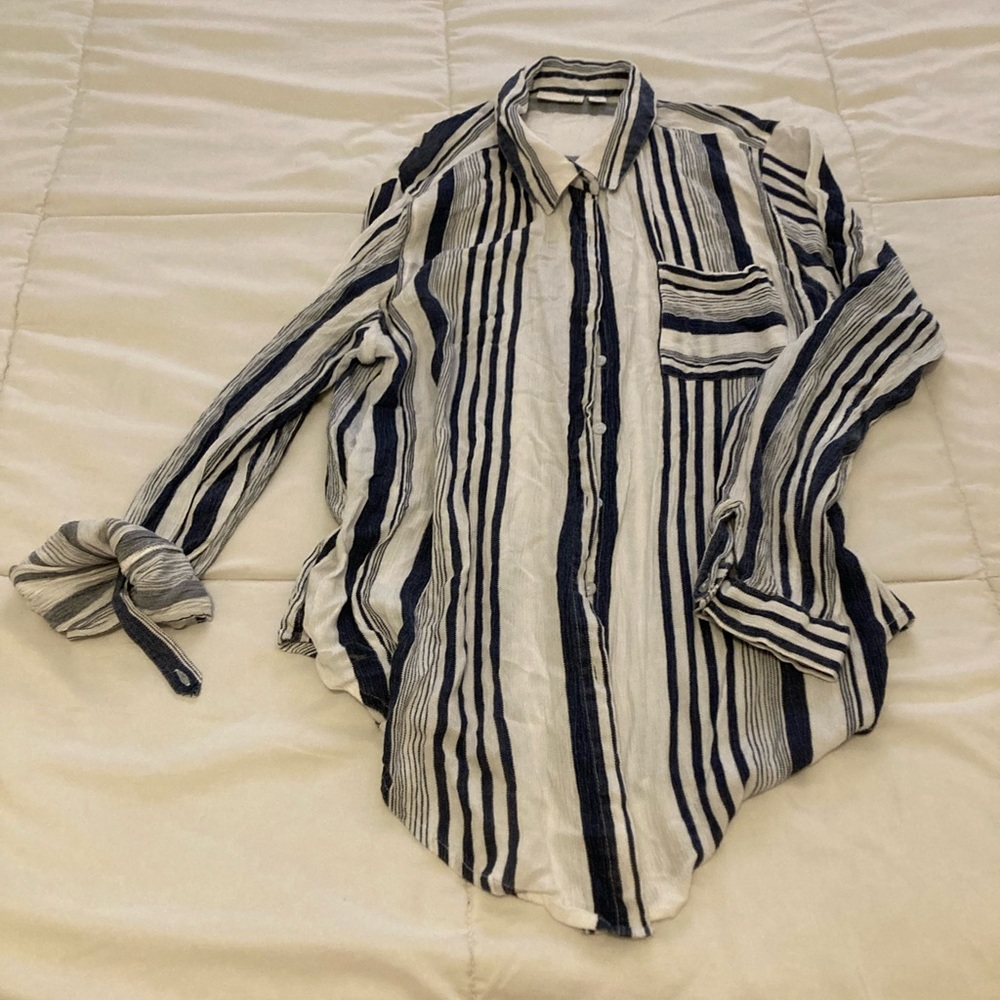 Blouse, navy and ivory, feels like linen but is 100% rayon, long tail, so 👍